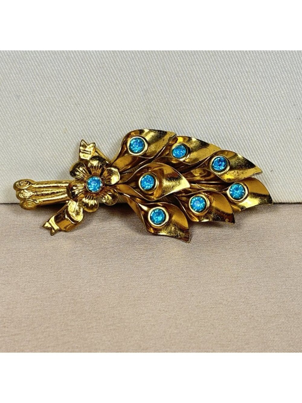 Vtg 1940s Gold Tone Sapphire Blue Rhinestone Floral Bouquet Brooch Pin A46